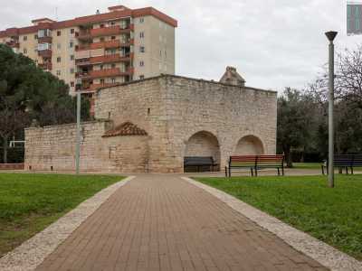 L�edificio sembra essere leggermente affossato nel terreno, segno che in passato il piano di calpestio era pi� basso dell�attuale